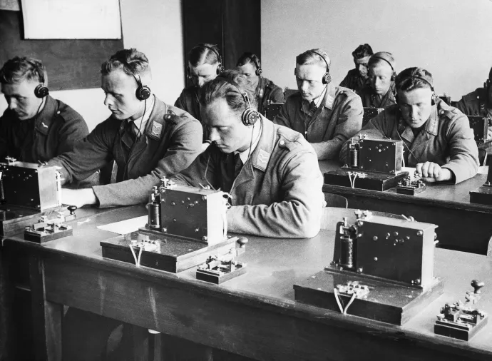 Német katonai rádiósok morzézni tanulnak 1935-ben – Fotó: Willi Ruge/ Ullstein Bild / Getty Images