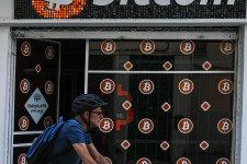 Mikor már úgy nézett ki, hogy megreccsen a bitcoin, Trump gyorsan megmentette