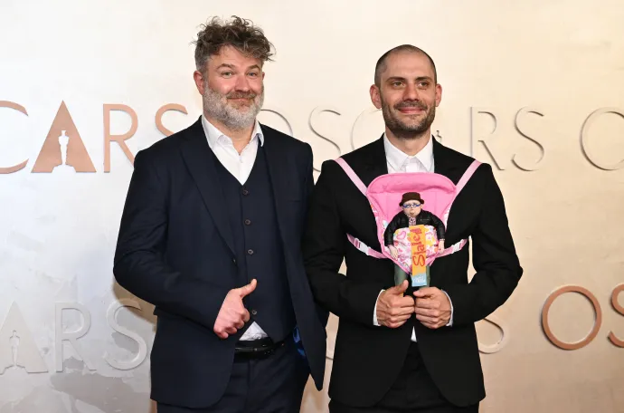 Brecht Van Elslande a Beautiful Men producere (b) és Nicolas Keppens, a film alkotója (j) – Fotó: Angela Weiss / AFP