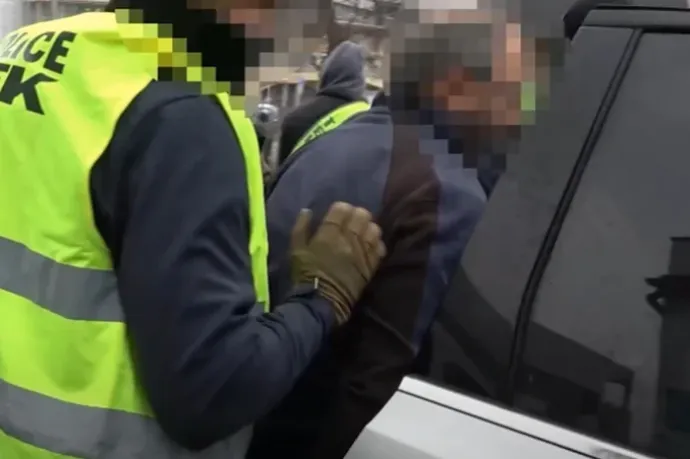 Azt ígérte, hogy bármit el tud intézni, de közben letartóztatták