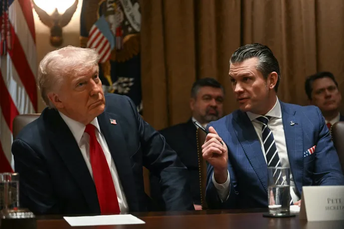 Donald Trump és Pete Hegseth a 2025. február 26-i kabinetülésen – Fotó: Jim Watson / AFP