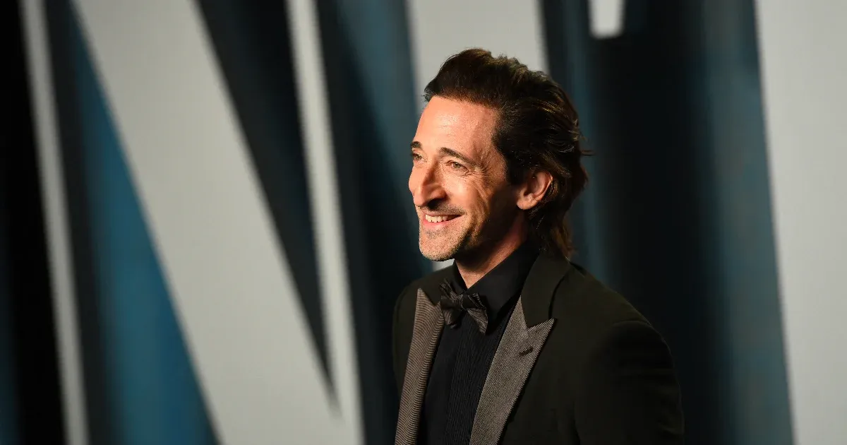 Videón, ahogy Adrien Brody az érzelmes köszönőbeszéde előtt kiköpi a rágóját és messziről odadobja a partnerének