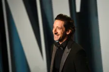 Videón, ahogy Adrien Brody az érzelmes köszönőbeszéde előtt kiköpi a rágóját és messziről odadobja a partnerének