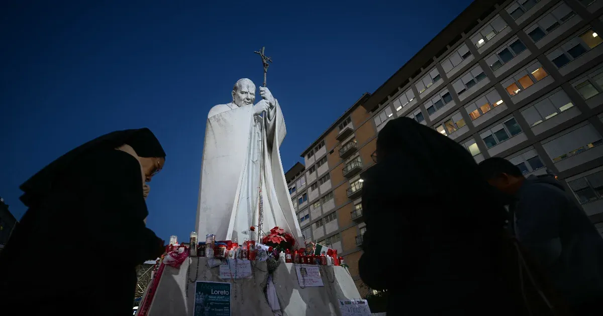 Újraindították a pápa gépi lélegeztetését