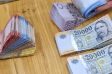Befőttesgumival átkötött gurigákban adta át az elcsalt áfamilliókat a navosoknak az ügyvezető