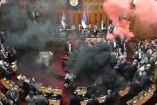 Füstbombázás, tojásdobálás volt a szerb parlament ülésén, többen megsérültek