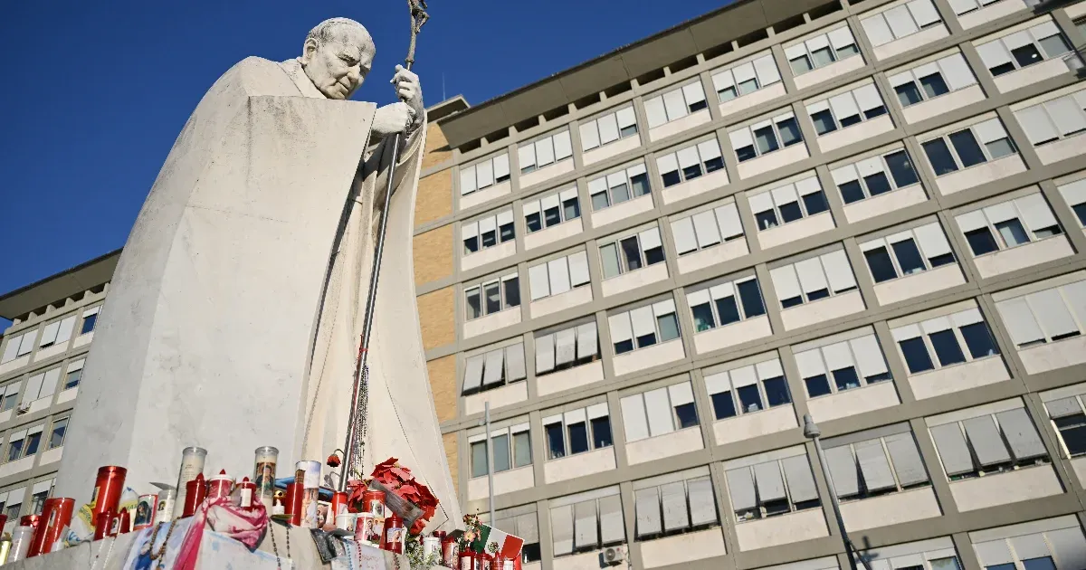 Éjszakára visszaállítják Ferenc pápa nem invazív gépi lélegeztetését