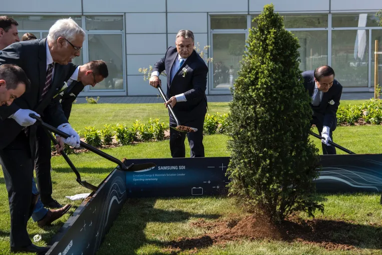 Száz új gyárat hozna Magyarországra a kormány. De ki fog ezekben dolgozni?