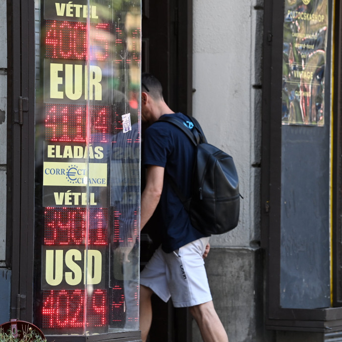 Hogy maradt ilyen erős a forint, miközben ütötték-verték a tőzsdéket?