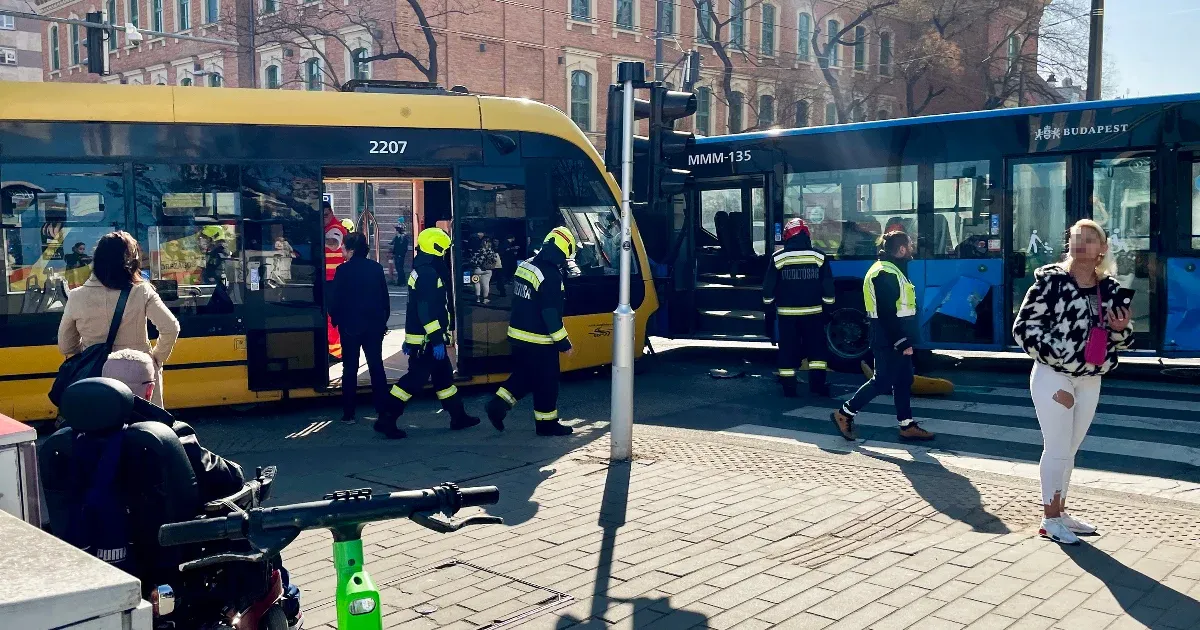 Busszal ütközött és kisiklott egy villamos a Bécsi úton