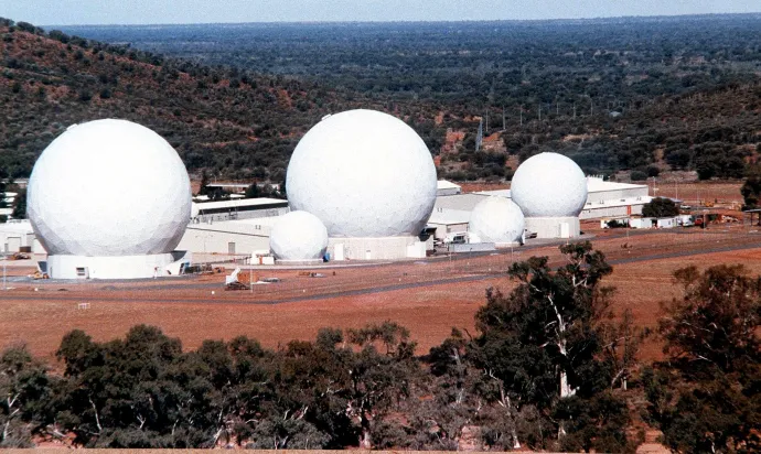 Az ausztráliai Pine Gap bázis radarkupolái 2001 májusában – Fotó: AFP