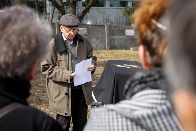 Zádor András olvassa fel megemlékezését – Fotó: Gozner Gertrud / Transtelex