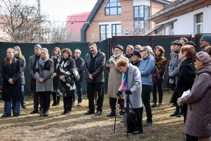 Zádor András olvassa fel megemlékezését – Fotó: Gozner Gertrud / Transtelex