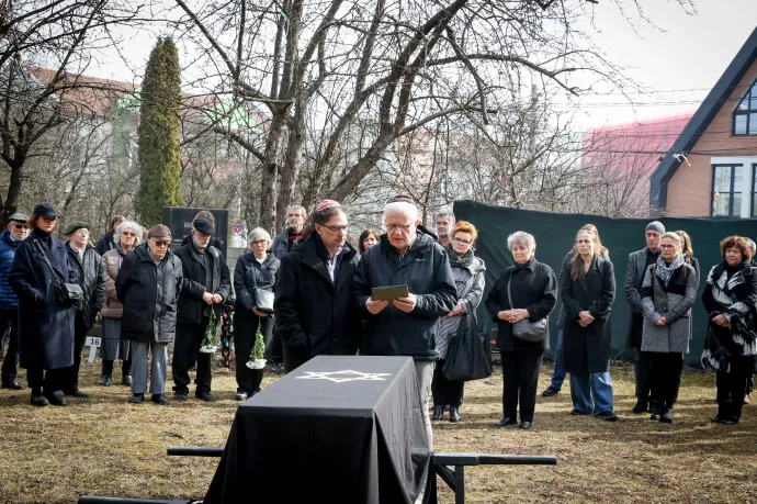 Első képen: Szilágy-Gál Mihály felolvassa Szilágyi Júlia szövegét – Fotók: Gozner Gertrud / Transtelex