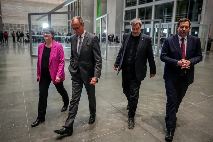 Saskia Esken, az SPD szövetségi elnöke, Friedrich Merz, leendő kancellár és a CDU szövetségi elnöke, Markus Söder, a CSU elnöke és bajor miniszterelnök, valamint Lars Klingbeil, az SPD parlamenti frakcióvezetője és szövetségi elnöke, és Saskia Esken, az SPD pártelnöke távoznak a CDU/CSU és az SPD közötti tárgyalásokról tartott sajtótájékoztatóról 2025. március 4-én – Fotó: Kay Nietfeld / DPA / picture alliance / Getty Images