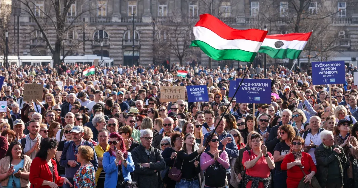 „Nyakon ragadnám a politikusainkat, és behoznám őket, hogy csak egy éjszakára éljék meg ezt” – az egészségügy reformjáért tüntettek orvosok a Kossuth téren