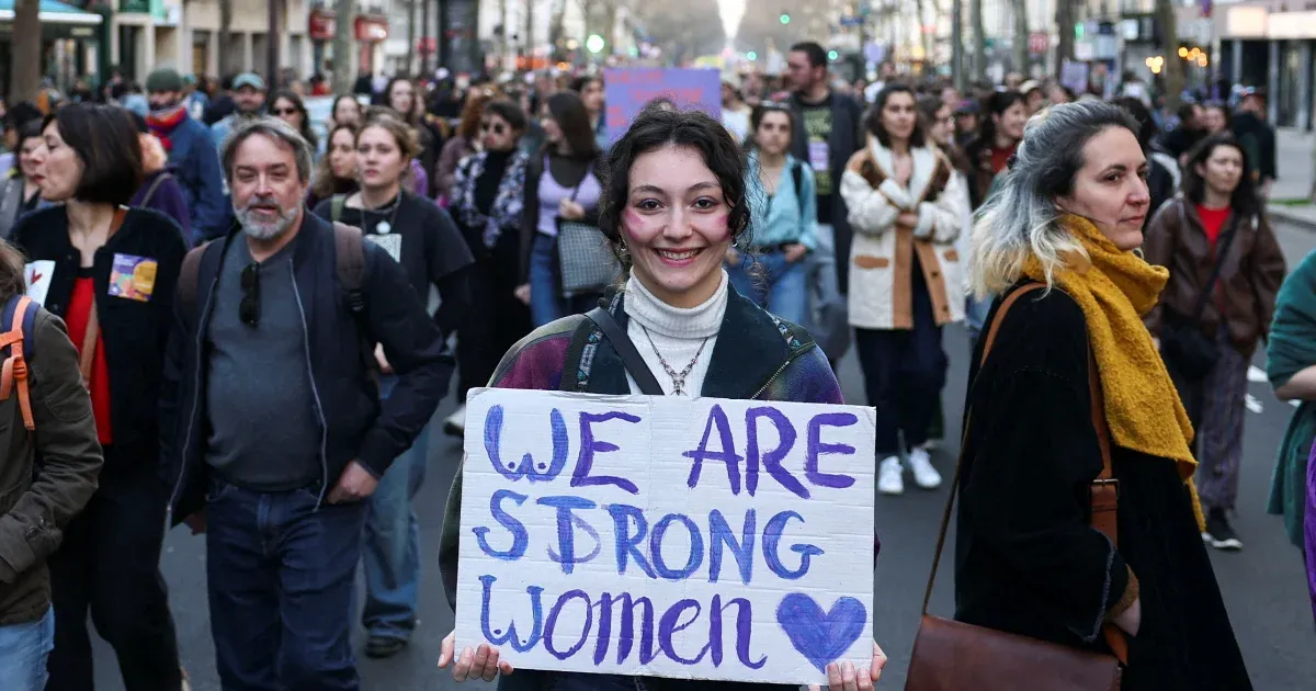 „Heil Viktor Orbán” – skandálták a feminista tüntetők Párizs utcáin