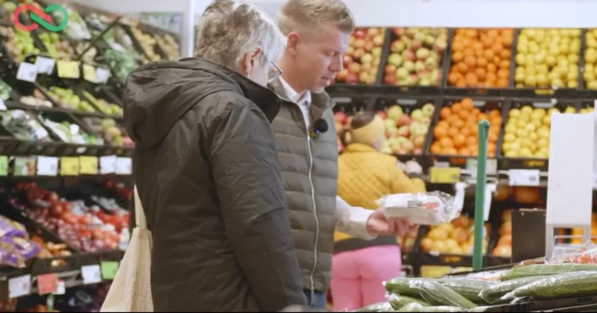 A meggybefőtt és a joghurt már luxusnak számít – elmesélte Magyar Péternek egy 146 ezer forintból élő nyugdíjas, hogy mit tud enni