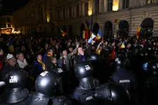 Összecsaptak a tüntetők és a csendőrök Bukarestben, a szökésben lévő zsoldosvezér is erőszakra buzdít