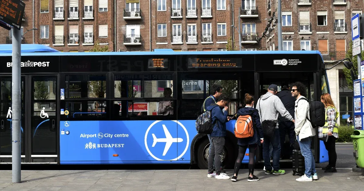 Olcsóbb reptéri buszról, a BKK-jegyek áremeléséről és az éjszakai metróról is vitáztak a főváros bizottságában