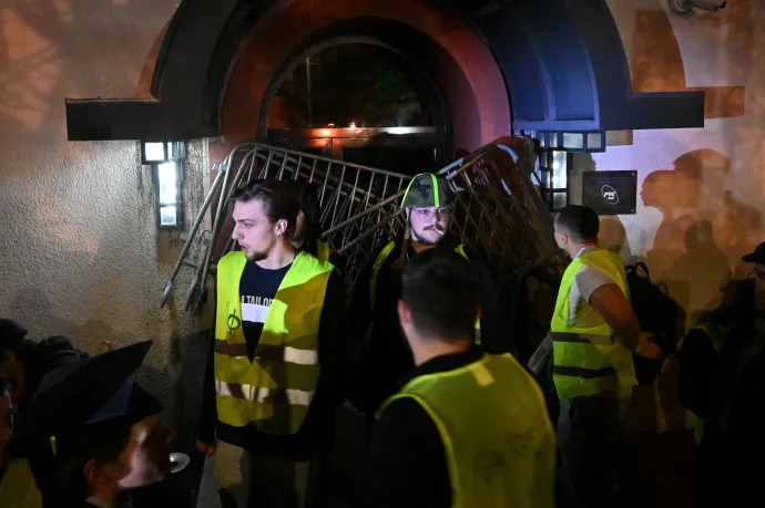 Gumibottal oszlatták a belgrádi diákokat a rendőrök a szerb köztévé székháza előtt