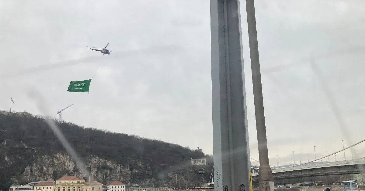 Szaúd-arábiai zászlót húzott egy helikopter Budapest fölött