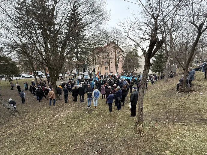 A Postarétre összegyűltek gyér csoportja és a polgármesteri hivatal elé vonuló Izsák Balázs – Fotók: Nagy-Bodó Szilárd