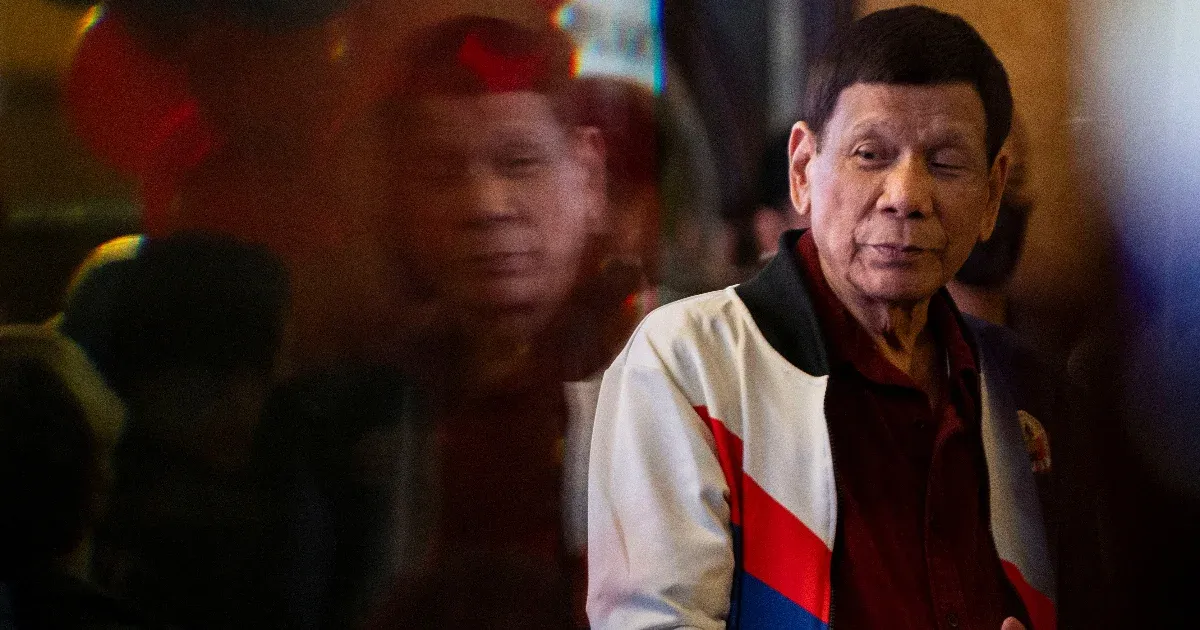 Repülőre tették, és Hágába szállították Rodrigo Duterte volt Fülöp-szigeteki elnököt