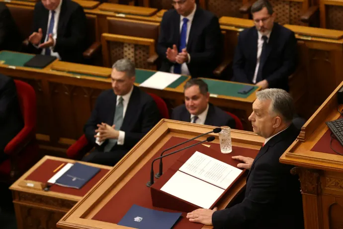 Újabb lépést tesz az autokrácia felé az Orbán-kormány azzal, hogy a kettős állampolgárságot is célba veszi