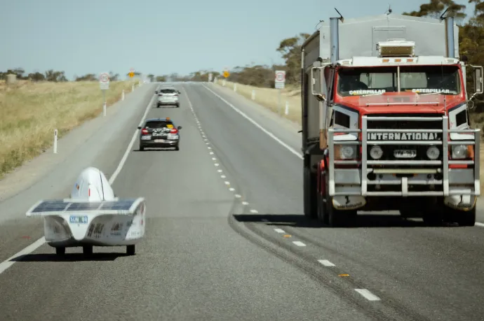 Az ausztráliai verseny a közúton, gyakran óriáskamionok között zajlik. Közel az EV3, távolabb a lead vehicle a Bridgestone World Solar Challenge-en 2023-ban – Fotó: Solis