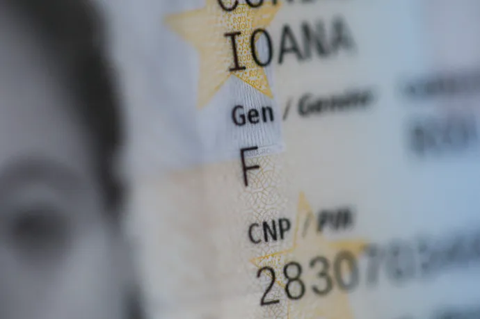Ciolacu megmentené az országot az alattomos woke-ságtól a biológiai nem feltüntetésével az elektronikus személyiken