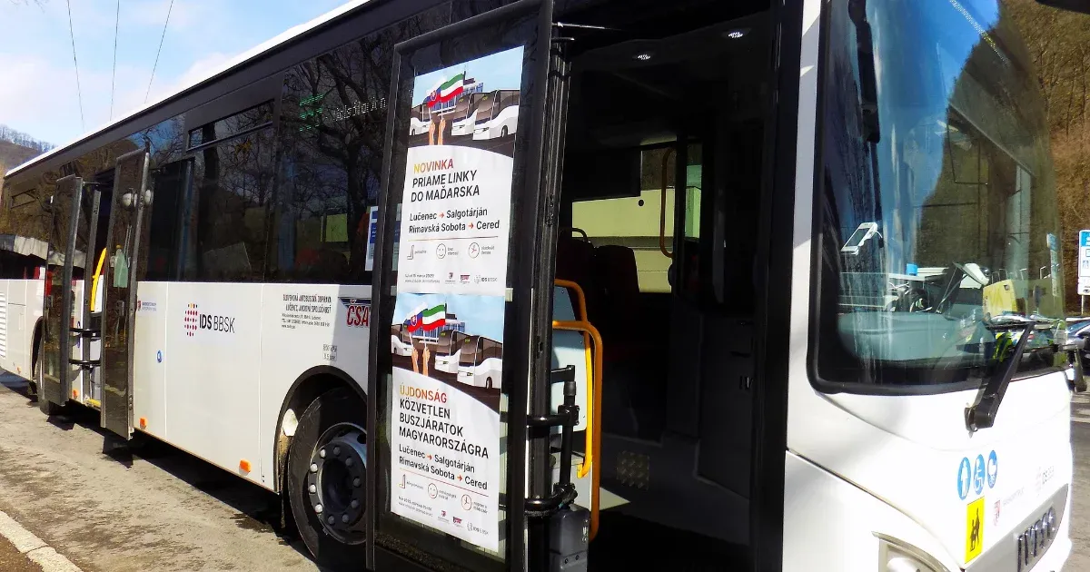 Nem sikerült eltalálni a magyar zászlót a szlovák-magyar buszjárat átadásán