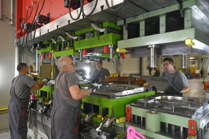 Téglás, 2017. október 13.Szakemberek dolgoznak a HAJDU cégcsoporthoz tartozó Hajdúsági Ipari Zrt. és az Autotechnika Ipari Zrt. 5,4 milliárd forint értékû kapacitásbõvítõ fejlesztése részeként megépült gyártócsarnokában Tégláson az átadás napján, 2017. október 13-án.MTI Fotó: Czeglédi Zsolt