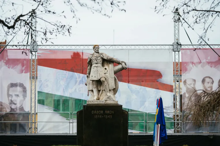 Te tudod, hogy kinek a szobrát koszorúzzátok meg március 15-én? Ünnepi kvíz