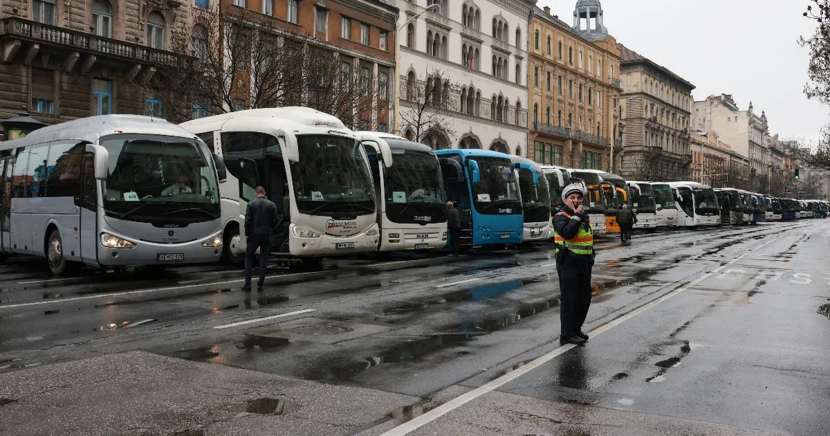 A lobogót már felvonták, Orbán Viktor is hamarosan színpadra lép a Nemzeti Múzeumnál