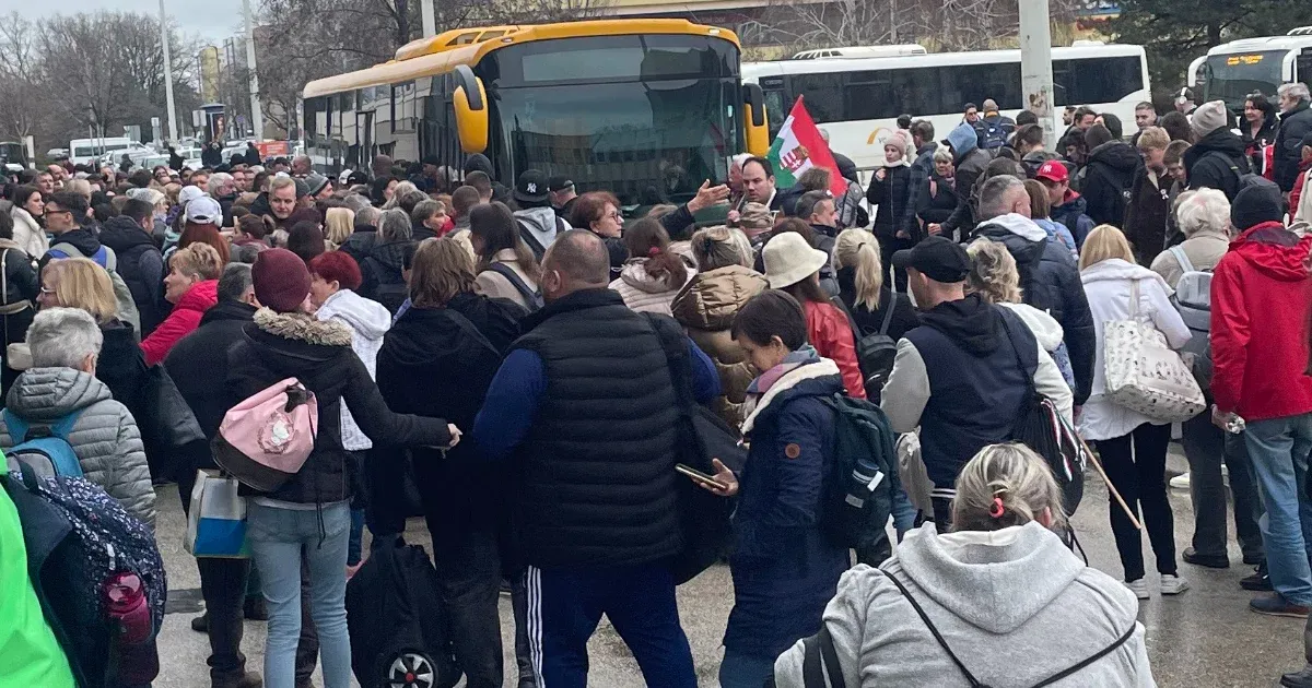 Megakadt a MÁV Szolnoknál, felsővezeték-hiba nehezíti a március 15-i eseményekre igyekvők dolgát