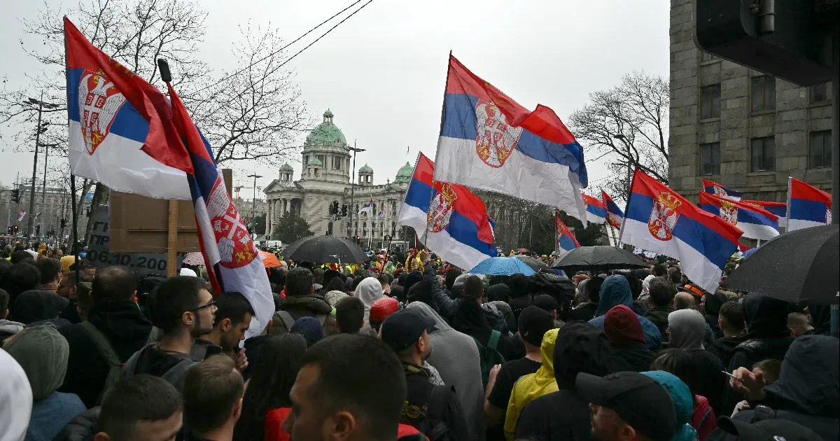 Tüntetők közé hajtott egy autós Belgrádban, hárman megsérültek