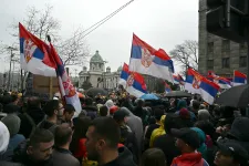 Tüntetők közé hajtott egy autós Belgrádban, hárman megsérültek