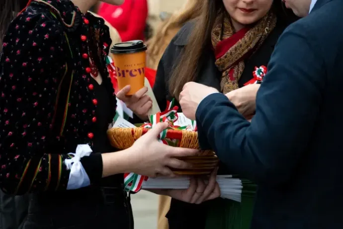 Kolozsváron RMDSZ-es kokárdákkal, zászlókkal és ellentmondásos beszédekkel ünnepelték a március 15-öt