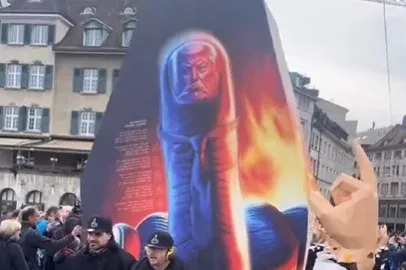 Középső ujjnak öltözve mutattak fityiszt Trumpnak egy svájci karneválon