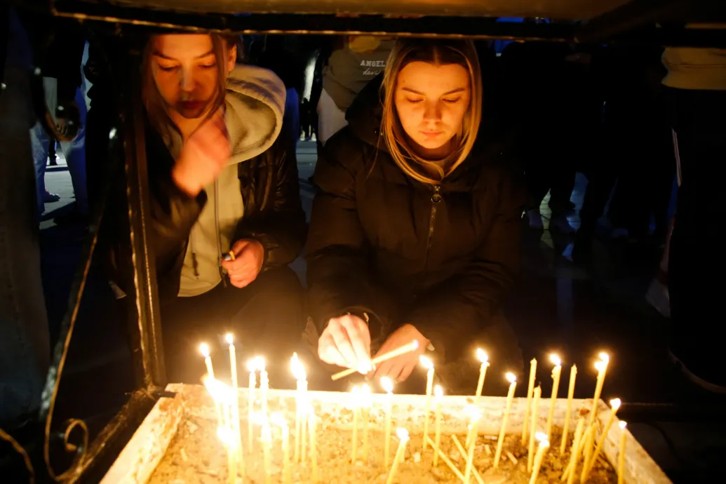 Videón a pillanat, amikor tűz üt ki az észak-macedóniai szórakozóhelyen