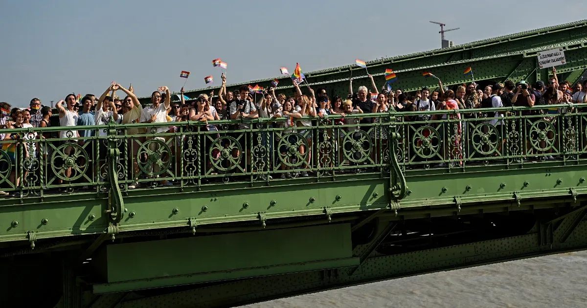 A Fidesz javaslata alapján akár 200 ezer forintos bírságot is kaphat, aki kimegy a Pride-ra