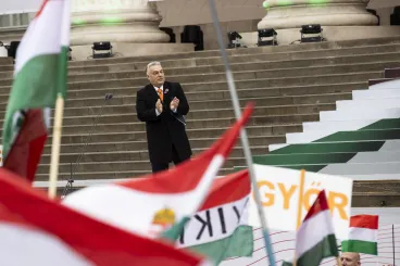 Magyar Péterrel takarózott Orbán Viktor a poloskás beszéde után
