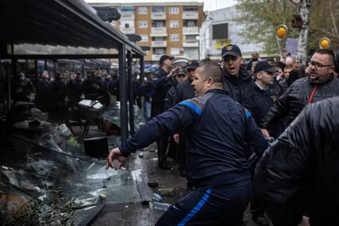 Tüntetők verik be annak a kávézónak az üvegét, amely állítólag a szórakozóhely tulajdonosáé – fotó: Marko Djurica / Reuters