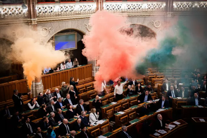 Füstgyertya, kiabálás, szovjet himnusz – megszavazta a parlament a Pride-ot betiltó törvényjavaslatot
