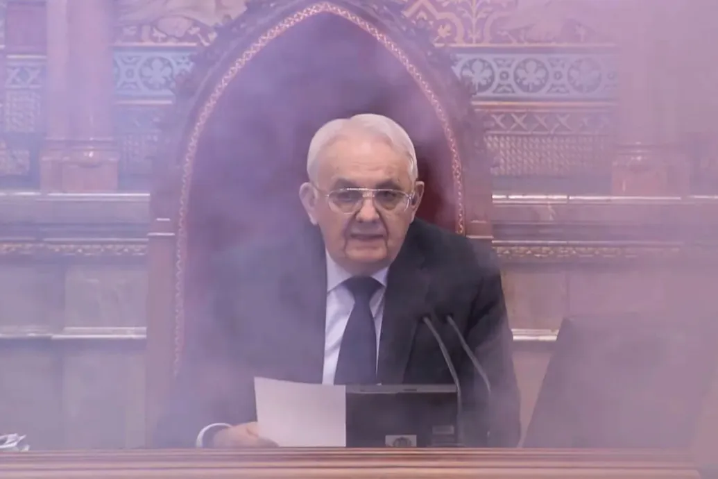 Videón a Momentum parlamenti akciója: füstgyertyákkal zavarták meg a szavazást – Forrás: Telex.hu