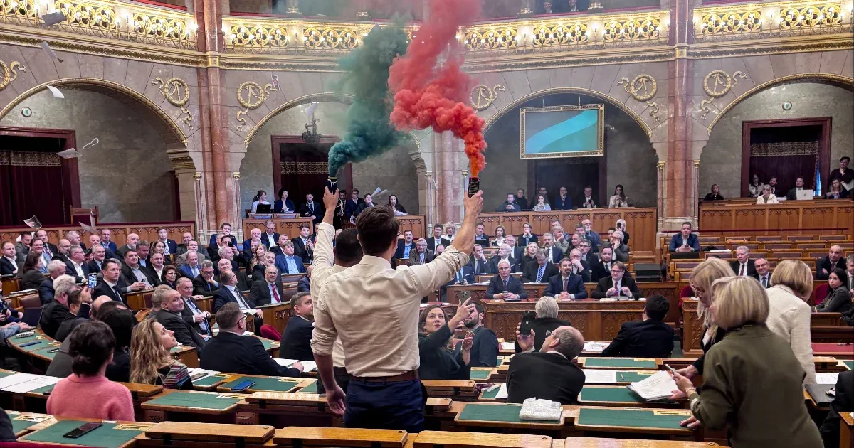 Bányai Gábor sürgős orvosi ellátást kapott a Parlamentben, a füst miatt volt rá szükség