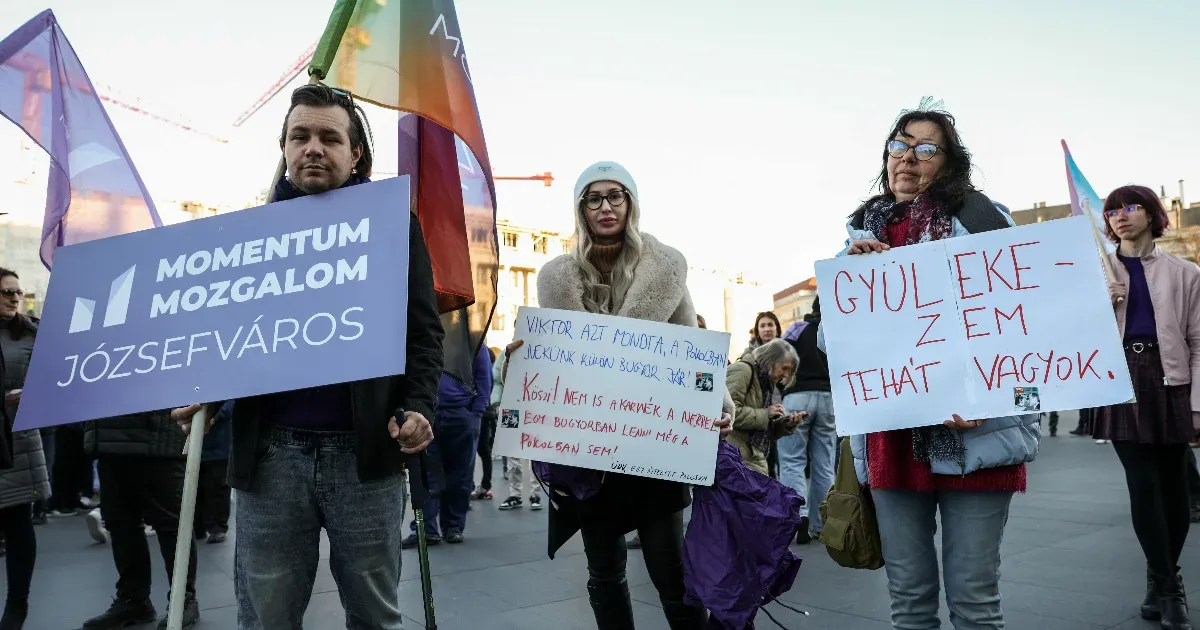 „A magyar történelem egyik gyásznapja a mai” – a Kossuth téren tüntetnek a gyülekezési jog korlátozása ellen