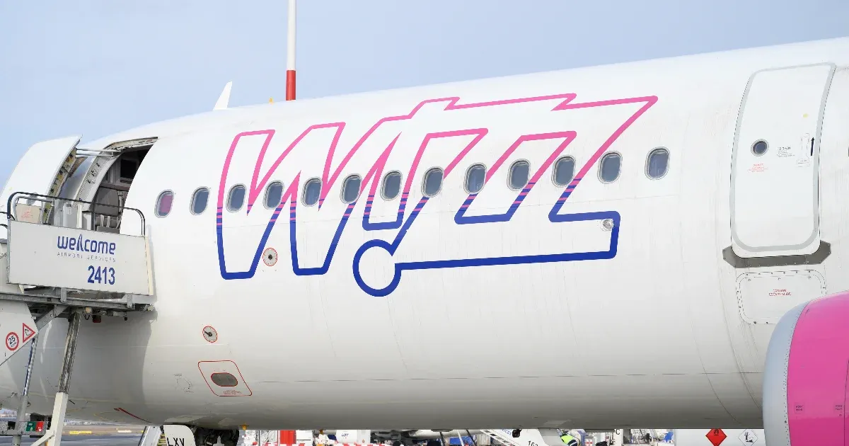 Erőből dobálta ki a bőröndöket egy Wizz Air gépből a rakodómunkás, az esetről videó is készült