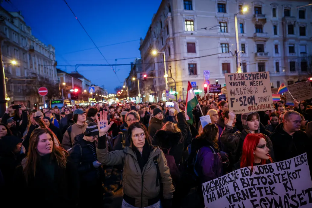 „A gyülekezés alapjog” – a Jászai Mari téren néznek farkasszemet a rendőrséggel a tüntetők – Forrás: Telex.hu